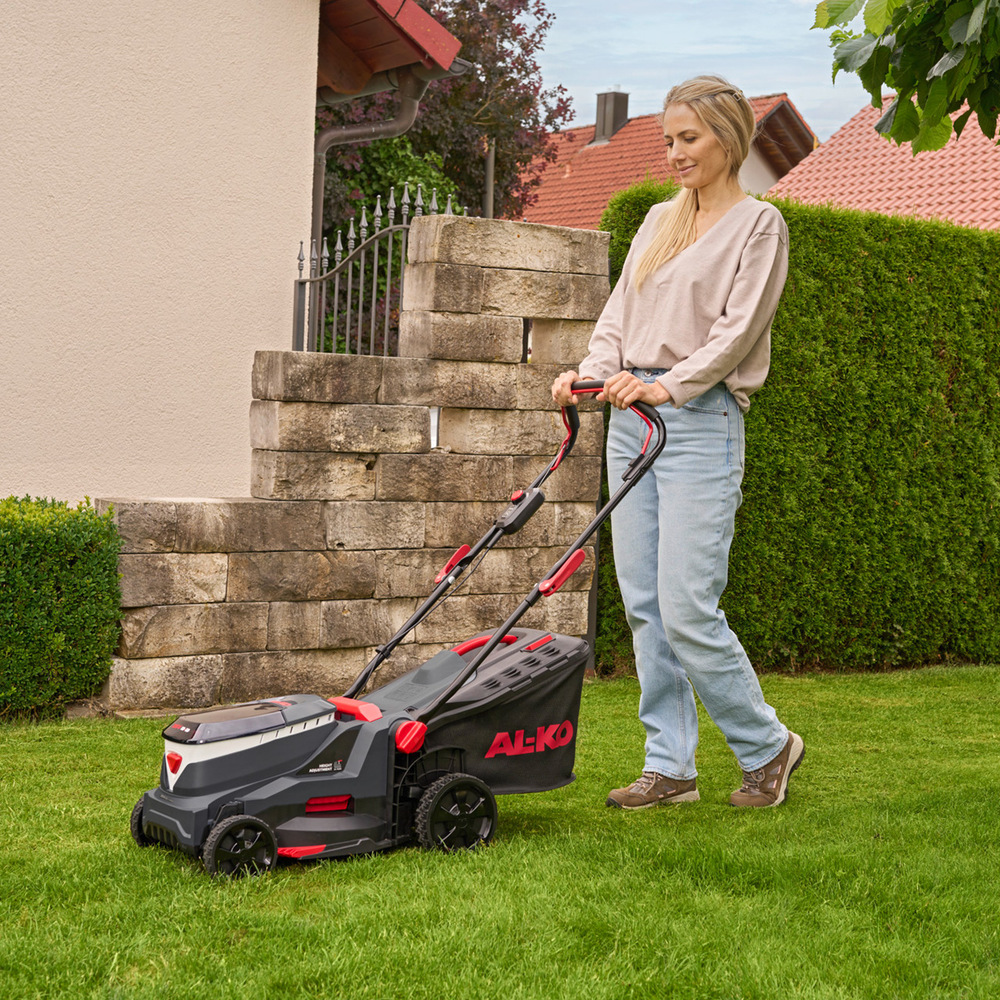 Kosačka AL-KO 34.6 LI COMFORT (s baterií) Žena kosí trávu s kosačkou AL-KO 34.6 LI