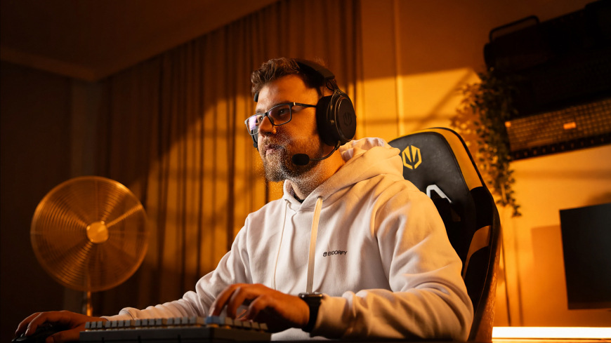 Headset ENDORFY VIRO Wireless čierny Hráč používajúci headset ENDORFY VIRO Wireless s výklopným mikrofónom pri hraní na počítači