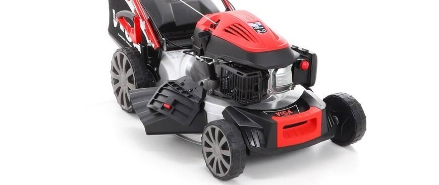 Detail šasi a koliesok kosačky VeGA 495 SXH 6in1