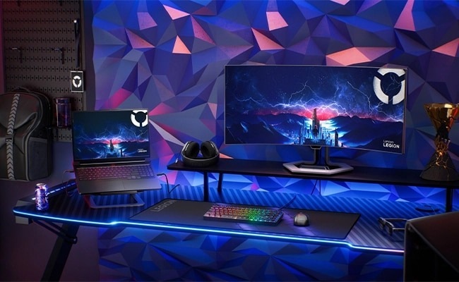 Notebook Lenovo Legion Pro 7 16IAX10H + Game Pass predplatné na 3 mesiace čierny Herný priestor s veľkým monitorom a notebookom, na ktorom sa zobrazuje mestská krajina v búrke.