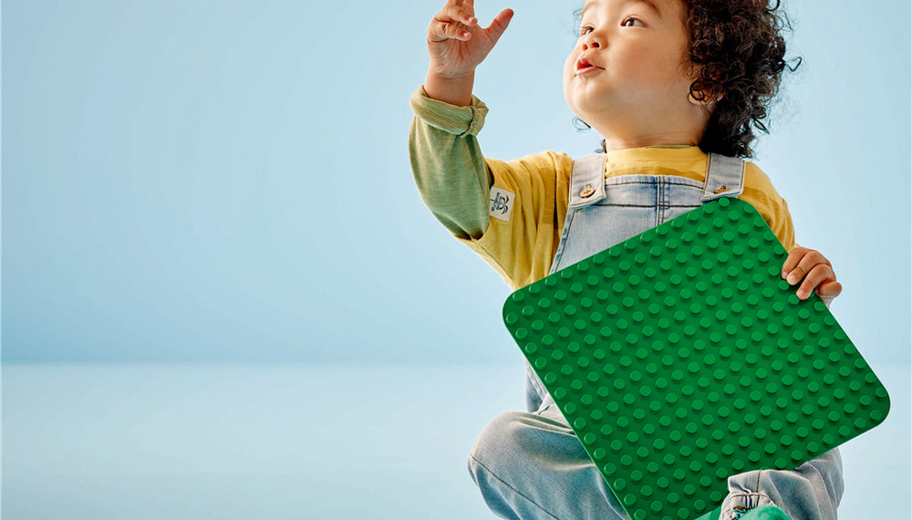 Stavebnica LEGO® DUPLO® 10460 Zelená podložka na stavění Zelená podložka poskytuje deťom jasný priestor na stavanie a vďaka 16 × 16 výstupkom pevný základ.