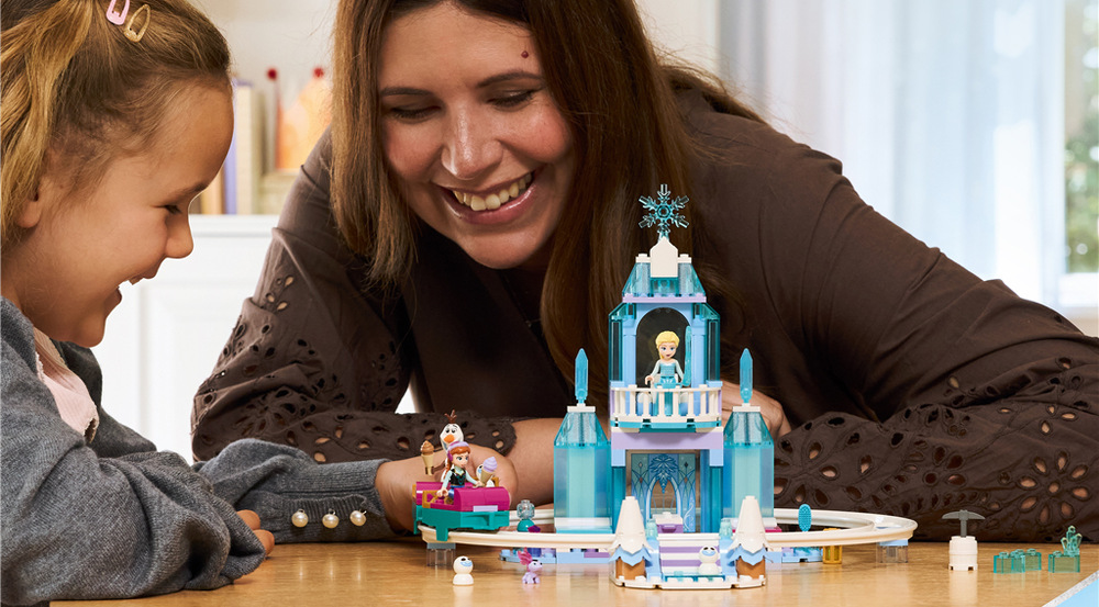 Stavebnica LEGO® │ Disney Ledové království 43281 Elsin ledový palác a jízda na sněhu 216 kociek LEGO a päť veľkých začiatočníckych kociek uľahčia prvé staviteľské krôčiky deťom už od štyroch rokov.