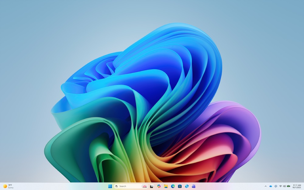 Farebný abstraktný tvar pripomínajúci vrstvený papier, s odtieňmi modrej, zelenej a ružovej farby, na svetlo modrom gradientnom pozadí.