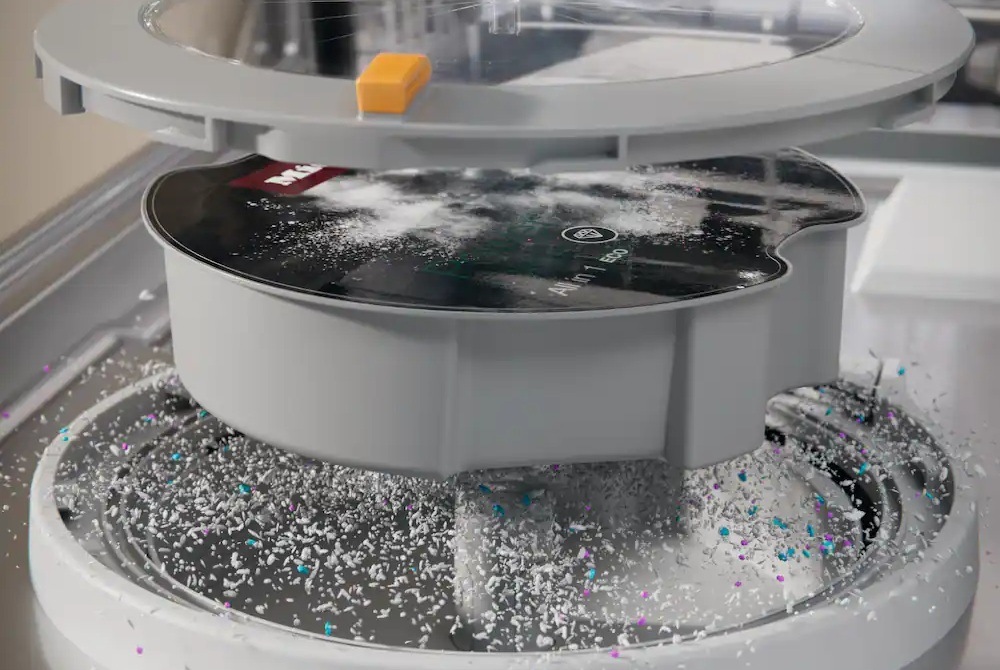 Umývačka riadu Miele G 7601 SCi AutoDos Detail systému AutoDos s PowerDiskom vstavané umývačky Miele, zo systému sa uvoľňuje práškový granulát