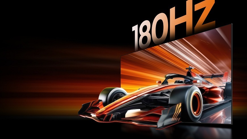 Televízor Hisense 55UR8S formula vychádza z televízneho obrazu, hore je nápis 180 hz