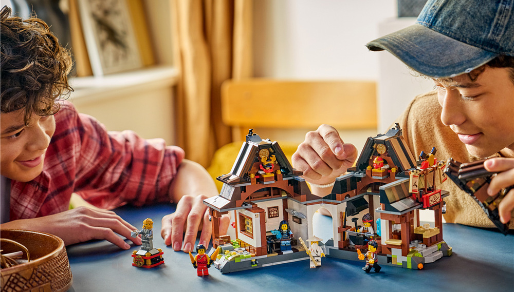 Hotová kováreň vynikne prepracovaným interiérom a vďaka aplikácii LEGO Builder sa ľahko stavia aj prezerá.