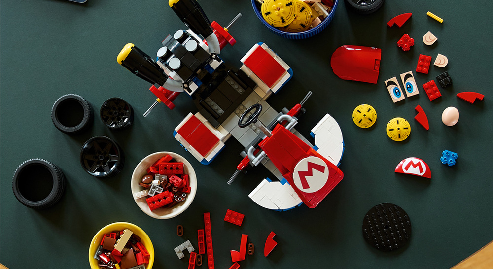 Stavebnica LEGO® Super Mario™ 72037 Mario Kart™: Mario a Standard Kart Naklonený Standard Kart doplní hernú zbierku a skvele sa hodí k samostatne predávanému Luigimu s Mach 8.