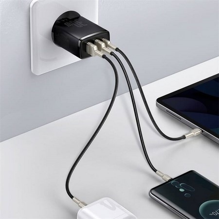 Nabíjačka do siete Baseus 2x USB-A, 1x USB-C, 30W čierna Nabíjačka do siete Baseus 2x USB-A, 1x USB-C, 30W čierna