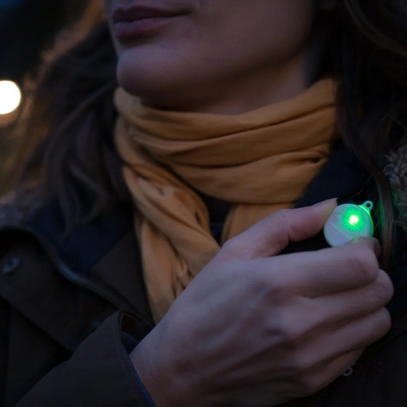 Chytrý osobný alarm Plegium Smart Emergency Button Wearable biely Chytrý osobný alarm Plegium Smart Emergency Button Wearable biely