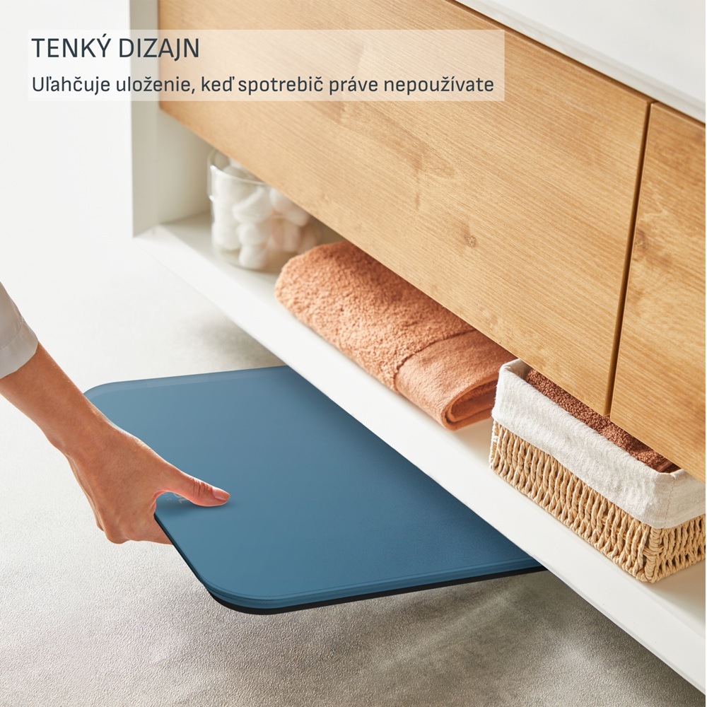 Žena zasúva tenkú osobnú váhu Tefal PP1905V0 Classic pod kúpeľňovú skrinku