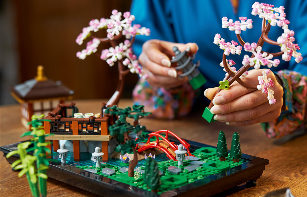 Stavebnica LEGO® Icons 10315 Tichá zahrada Vytvorte si harmonickú japonskú záhradu s pavilónom, potôčikom, mostom a ďalšími detailmi