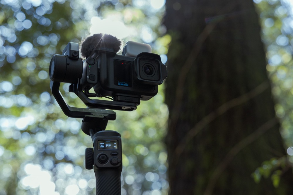 Outdoorová kamera GoPro MISSION 1 PRO Ultimate Creator Edition čierna Kamera GoPro MISSION 1 PRO na ručnom stabilizátore pripravená na natáčanie v lese
