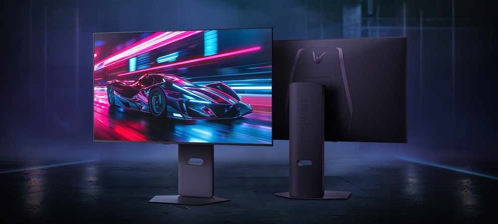 Herný monitor videný z prednej aj zadnej strany na svojom displeji zobrazuje futuristické auto prechádzajúce ulicami osvetlenými neónmi.