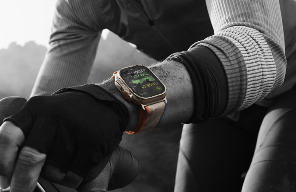 Inteligentné hodinky Apple Watch Ultra 2 GPS + Cellular 49mm čierny titán - čierny trailový ťah - S/M