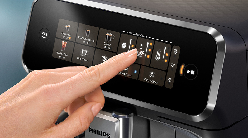 Žena ovláda automatický kávovar Philips EP3329/70 3300 Series dotykovým displejom