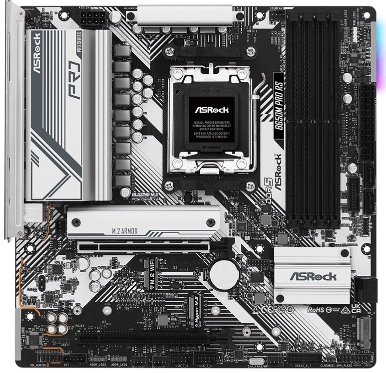 Pohľad na dosku zhora so socketom AMD AM5 pri hornej časti a so štyrmi slotmi DDR5 vpravo od neho. Uprostred je PCIe x16 slot pre grafiku a pod ním ďalší dlhý slot. Ďalej vidíme tri M.2 pozície pre SSD (jedna pre PCIe 5.0 a dve pre PCIe 4.0) a na pravom okraji štvorice SATA konektorov pre klasické disky. Po okrajoch sú rozmiestnené konektory pre napájanie (24pin ATX + 8pin CPU), niekoľko 4pin konektorov pre ventilátory, interné USB vrátane USB-C pre predný panel a RGB/ARGB header(y) pre podsvietenie. Zadný panel je v jednej línii s portami v ľavej časti dosky.