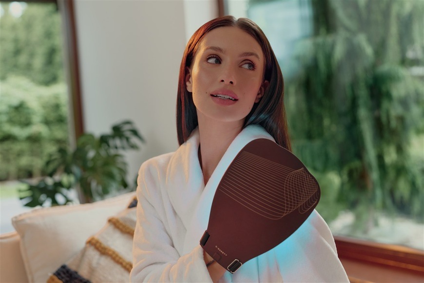 LED terapia na ruky Garett Beauty Skin Ritual Hands hnedá Žena v župane používa masku.
