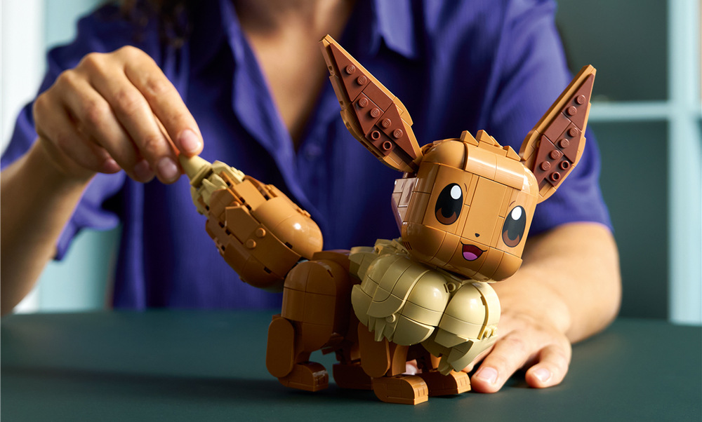 Stavebnica LEGO® Pokémon™ 72151 Eevee Aplikácia LEGO Builder umožní spoločné stavanie a ponúkne 3D návod na prehľadné zostavovanie modelu