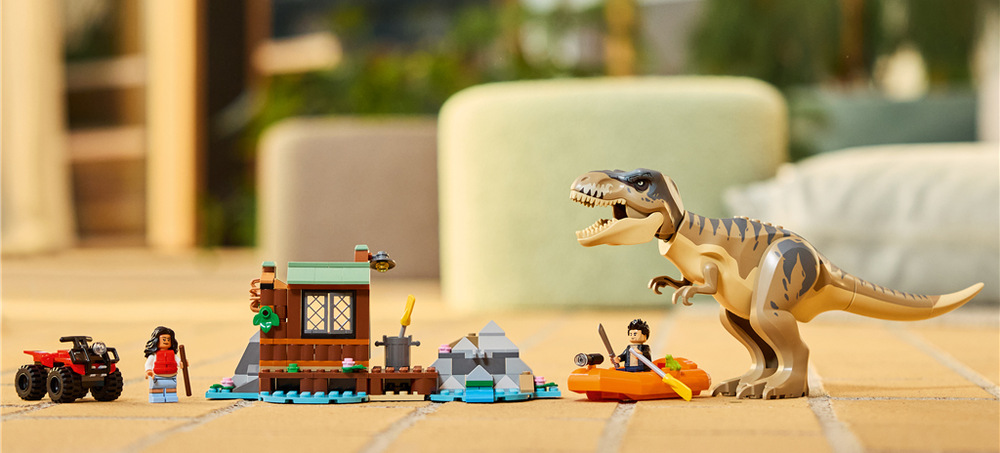 Stavebnica LEGO® Jurassic World 76975 T-rex a útek po rieke Veľký T-rex má pohyblivé nohy, paže, chvost aj hlavu a otváraciu čeľusť pre rôzne herné scény.