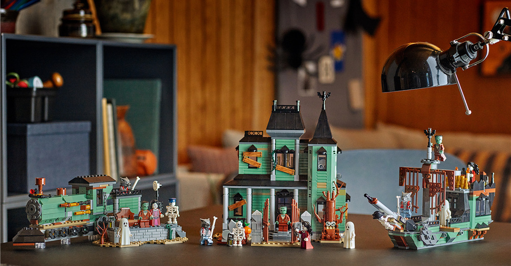Päť minifigúrok LEGO v podobe vlkolaka, upíra, ducha, Frankensteina a kostlivca rozohráva tajomné príbehy.