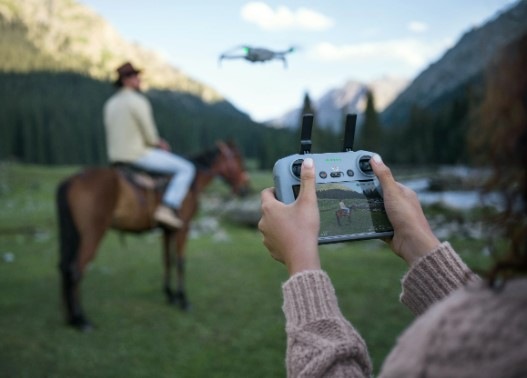 Dron DJI Mini 4 Pro sivý