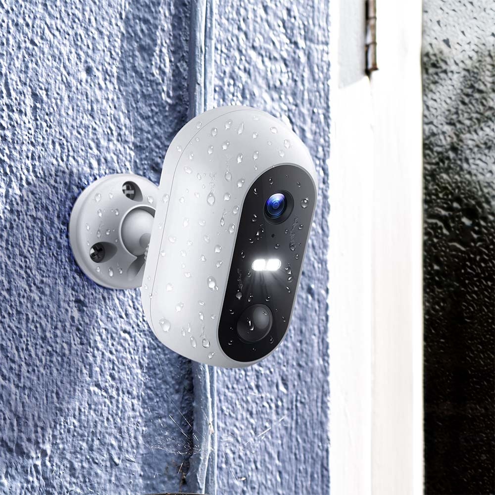 IP kamera Solight Wi-Fi + solárny panel biela Detail IP kamery Solight WiFi v exteriéri