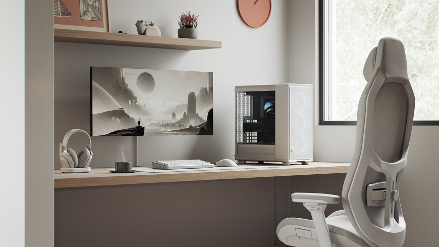 Case FRACTAL DESIGN Epoch White TG RGB Clear Tint biela Ukážka umiestnenia na pracovnom stole demonštruje čistý a svetlý vzhľad zostavy v modernom interiéri s dôrazom na minimalistický štýl