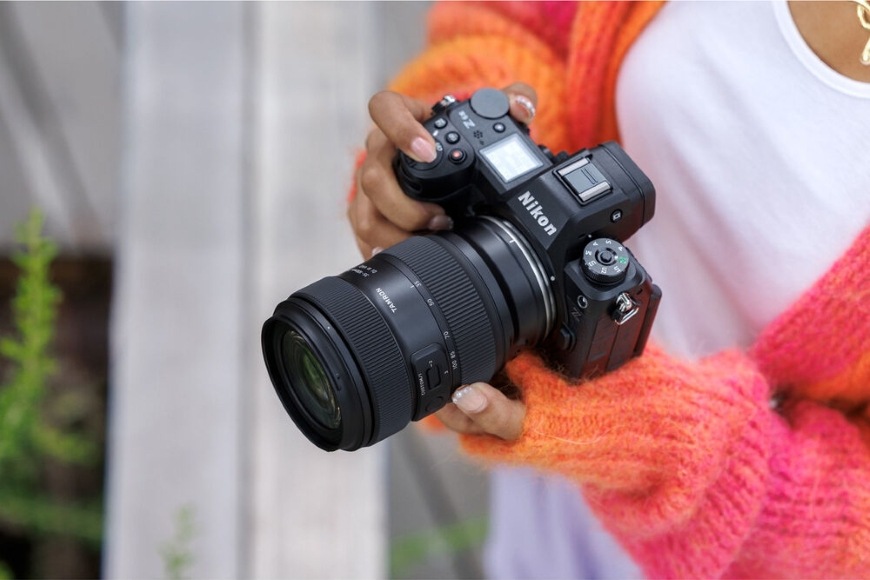 Fotoaparát s kompaktným objektívom Tamron 35–100 mm f/2.8 Di III VXD