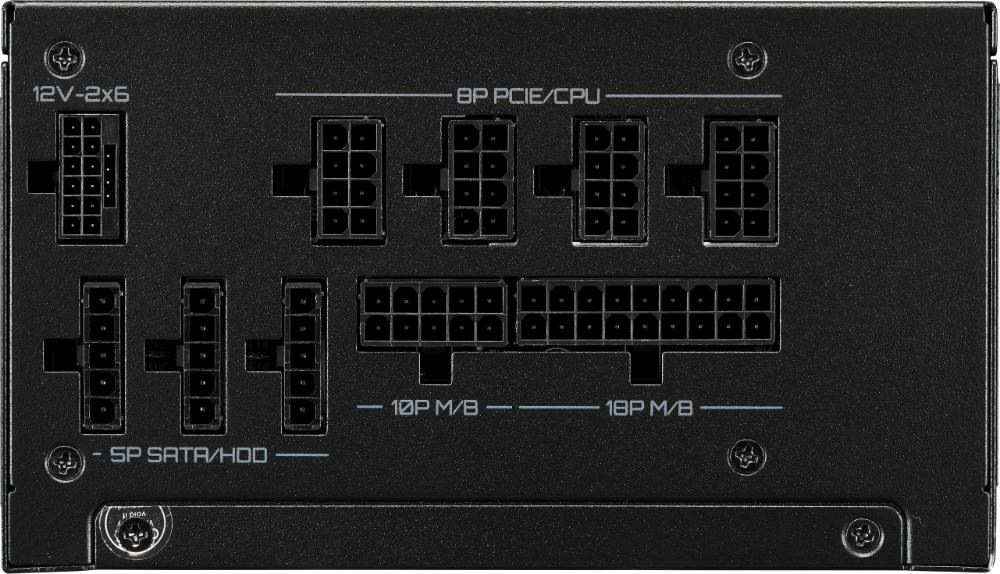Na obrázku je detail modulárnych portov napájacieho zdroja Cooler Master. Hore sú konektory označené 12V-2x6 a 8P PCIe/CPU, dole porty pre SATA/HDD a rozdelené konektory pre základnú dosku 10P M/B a 18P M/B. Panel je čierny, prehľadne popísaný a slúži na zapojenie všetkých potrebných napájacích káblov.