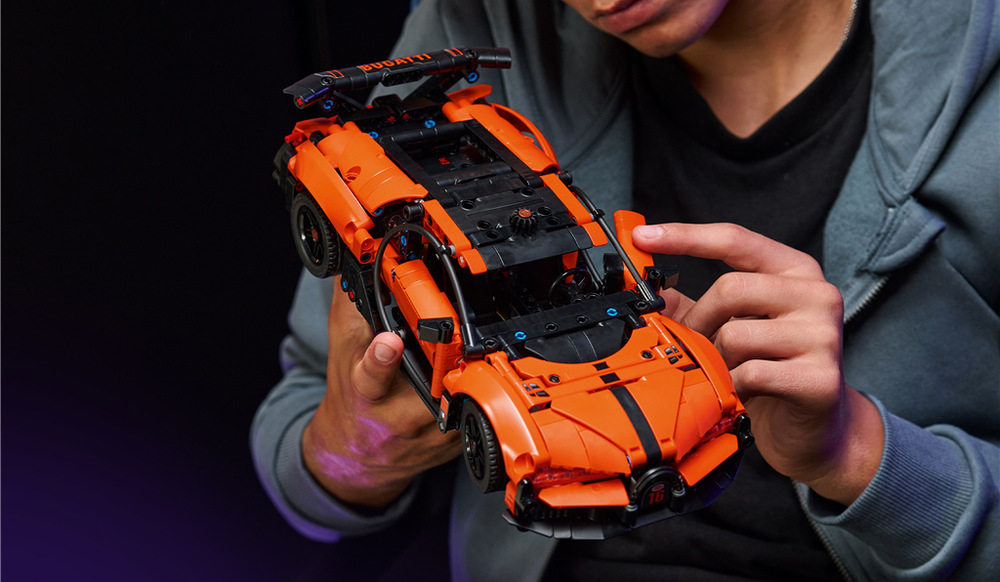 Stavebnica LEGO® Technic 42222 Hyperauto Bugatti Chiron Pur Sport Kód v stavebnici umožní odomknúť digitálny Bugatti vo videohre ASPHALT LEGENDS a vyskúšať ho na závodnej dráhe.