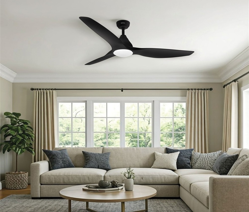 Ventilátor stropný Rohnson R-8150 čierny Stropný ventilátor Rohnson v modernej obývacej izbe s pohovkou a veľkými oknami.