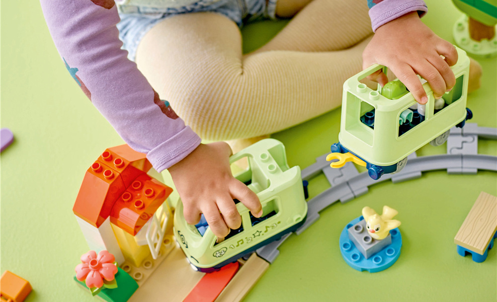 Stavebnica LEGO® DUPLO® 10427 Interaktívny dobrodružný vláčik Aplikácia LEGO DUPLO prináša ďalšie možnosti ovládania vláčika, nahrávanie zvukov a inšpirácie k spoločnému hraniu.