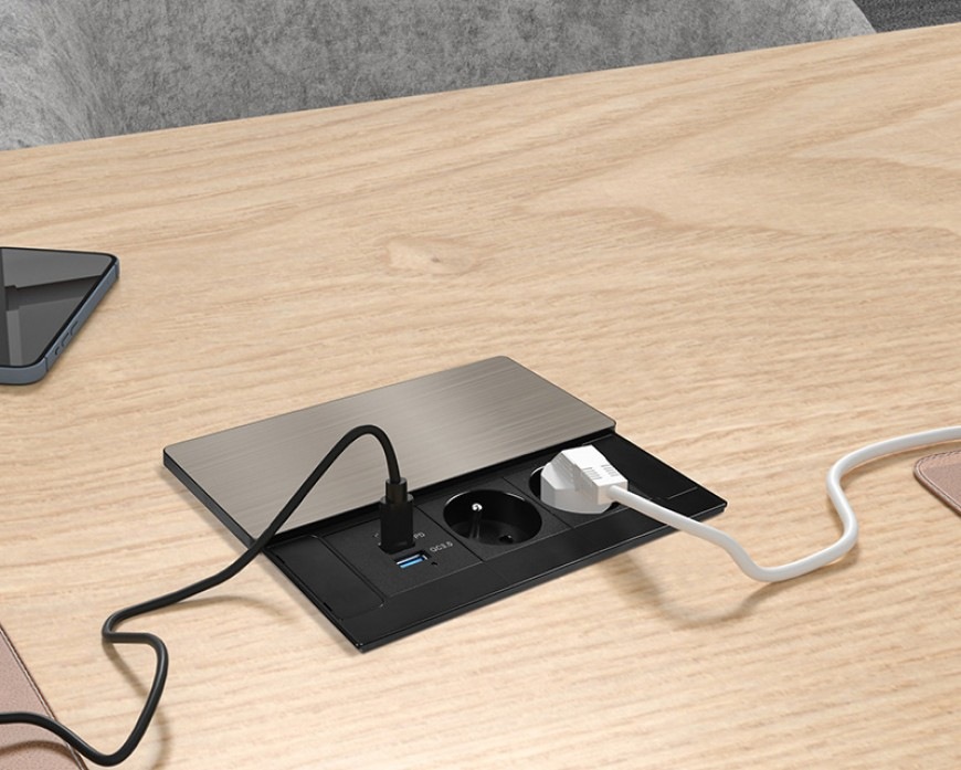 Zásuvkový modul Solight 2 zásuvky, USB-A, USB-C, PD 20W, s posuvným krytom, 2 m strieborný Zásuvkový modul Solight 2 zásuvky, USB-A, USB-C, PD 20W s posuvným krytom inštalovaný v doske pracovného stola