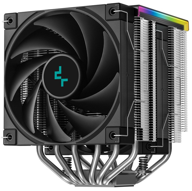 Na obrázku je dvojvežový chladič CPU DeepCool AK620 Digital SE pre procesor. Vľavo dominuje veľký čierny ventilátor s okrúhlym stredom a logom, ktorý fúka vzduch cez chladič. Vpravo sú dva vedľa seba stojace bloky hustých kovových rebier (dvojitá „veža“), zboku pôsobia strieborne. Dole je vidieť šesť zahnutých kovových trubičiek (heatpipe), ktoré odvádzajú teplo od procesora do rebier.