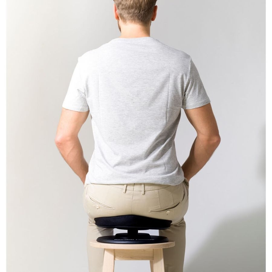 Balančný podsedák Swedish Posture Balance Ergonomic Seat čierny Vďaka svojej konštrukcii je sedadlo menej stabilné ako bežná pilates lopta, čo zvyšuje zapojenie svalov aj pri pokojnom sedení.