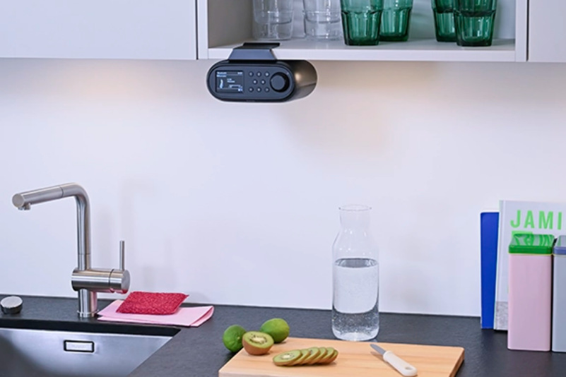 Internetový rádioprijímač s DAB+ Hama DIR400 čierny Rádio Hama DIR400 zavesené pod kuchynskou skrinkou nad drezom.