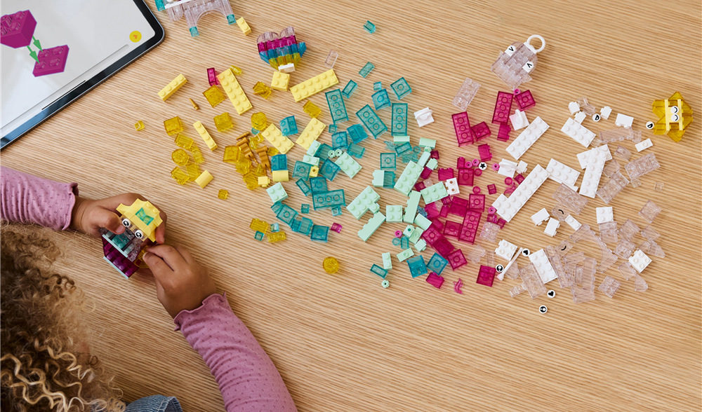 Stavebnica LEGO® Classic 11040 Kúzelná priehľadná krabička Špeciálne dieliky s očami, ústami a závesnými prvkami oživia modely a umožnia hotové výtvory tiež vystaviť.
