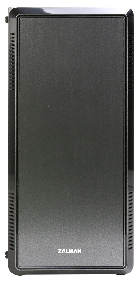 Case Zalman S4 čierna/strieborná Na obrázku je predná strana PC skrine Zalman S4, čierna/strieborná. Vidíte veľký hladký panel v tmavo striebornej farbe, orámovaný čiernym lesklým rámom. Po oboch zvislých stranách rámu sú úzke vetracie prieduchy (mriežky) na nasávanie vzduchu. Dole uprostred je malé biele logo ZALMAN.