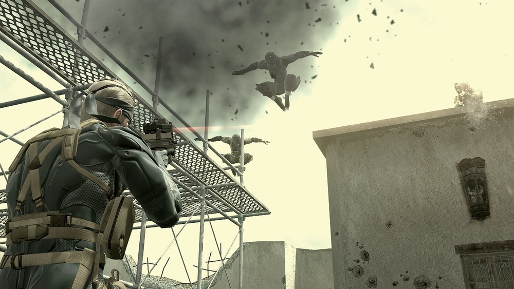 Metal Gear Solid 4: Guns of the Patriots. Vojak v taktickej výstroji mieri puškou s laserovým zameriavačom na tri postavy skákajúce zo strechy uprostred tmavého dymu, čím vytvára napínavú scénu plnú akcie.