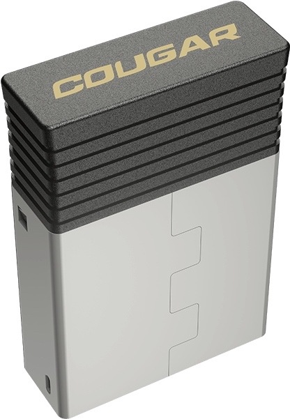 Myš Cougar Revenger PRO 4K čierna Na obrázku je príslušenstvo k myši Cougar Revenger PRO 4K, bezdrôtový USB prijímač. Má hranaté obdĺžnikové telo v strieborno-čiernom prevedení. Horná čierna časť je vrúbkovaná a nesie zlatý nápis Cougar. Na boku sú vidieť malé konektory alebo otvory na pripojenie. Zariadenie pôsobí ako kompaktný stolný modul k bezdrôtovej hernej myši.