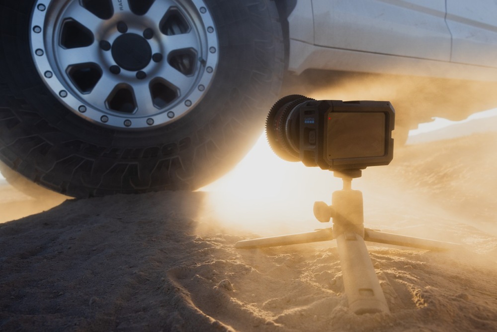 Kamera GoPro MISSION 1 PRE ILS na malom statíve vedľa terénneho automobilu