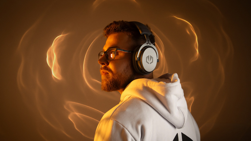 Headset ENDORFY VIRO Wireless Alt Grey sivý Užívateľ s nasadeným headsetom ENDORFY VIRO Wireless Alt Grey a grafickým znázornením priestorového zvuku