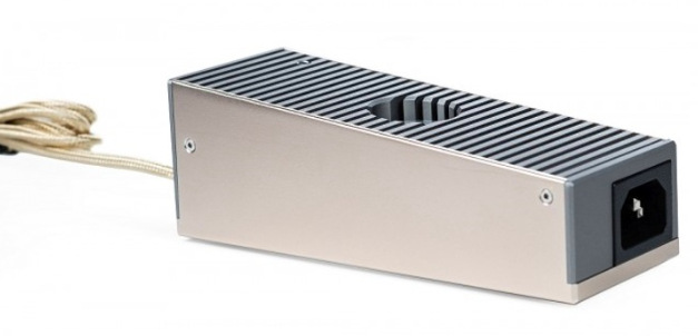 Sieťový adaptér SilentPower iPower Elite 12V sivý Detail kovového tela napájacieho adaptéra iFi SilentPower iPower Elite 12V