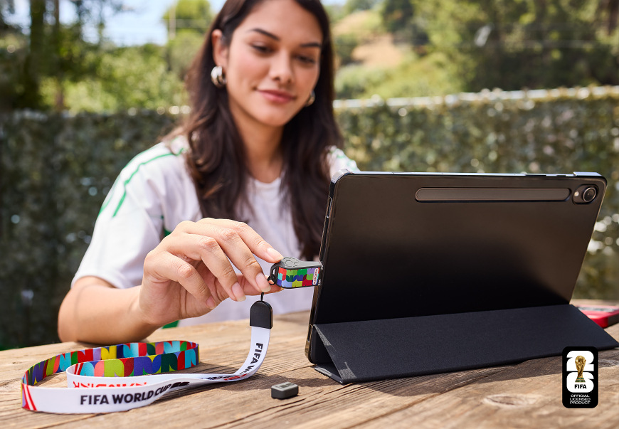 USB flashdisk SANDISK USB-C Flash Drive FIFA World Cup 2026 64GB čierny Pripojenie USB flashdisku SanDisk FIFA World Cup 2026 k tabletu pomocou USB-C konektora