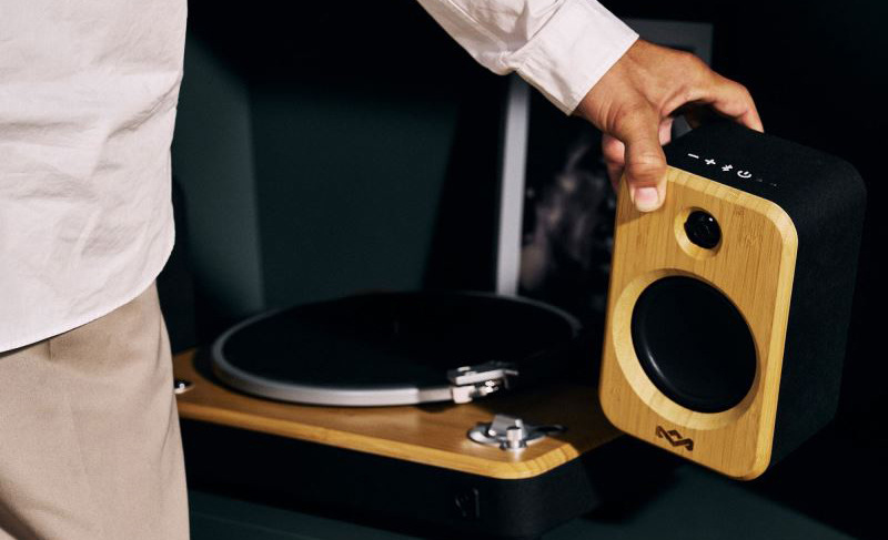 Gramofón Marley Stir It Up Wireless 2 čierny/hnedý Reproduktory z bambusu a REWIND materiálu dopĺňajú estetiku a vytvárajú výrazný dizajnový celok.