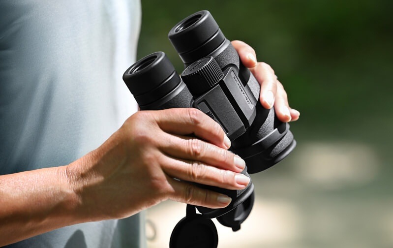 Ďalekohľad Nikon Monarch M5 10×50 čierny Detail ďalekohľadu Monarch M5 10×50 v rukách pozorovateľa