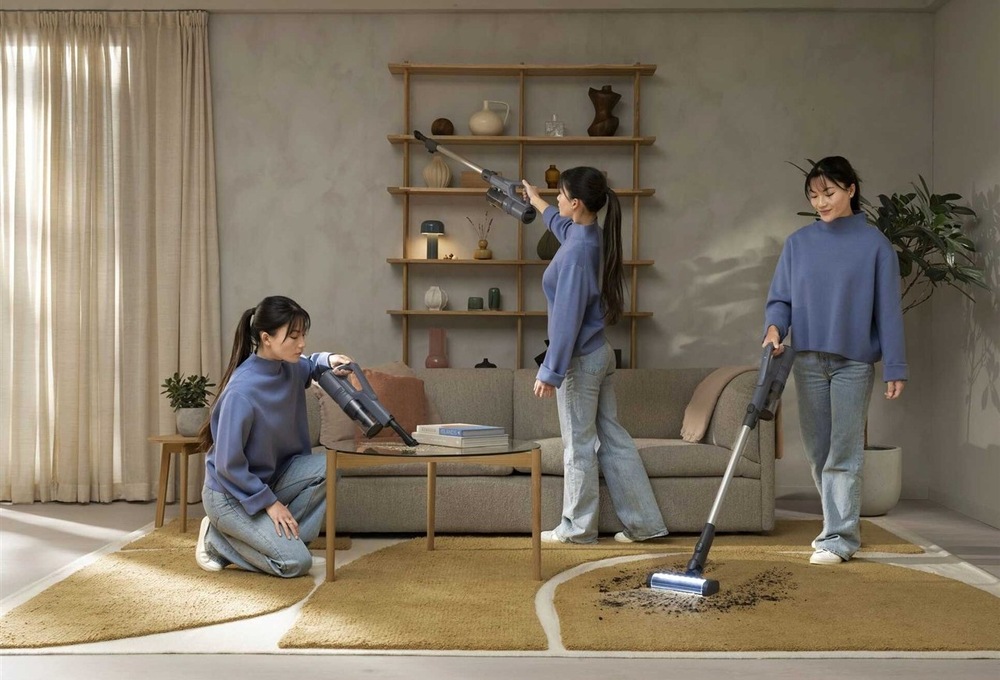 Žena upratuje s vysávačom Electrolux obývacia izba - zachytené upratovanie ručnou jednotkou, vysávanie pod stropom aj vysávanie koberca
