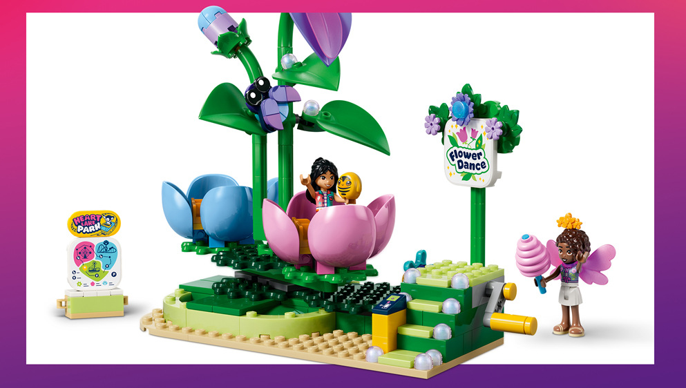 Stavebnica LEGO® Friends 42702 Kvietkový kolotoč s vílami Fotokútik, selfie, plyšák a telefón s motívom vstupenky rozširujú príbehy aj spomienky z parku.
