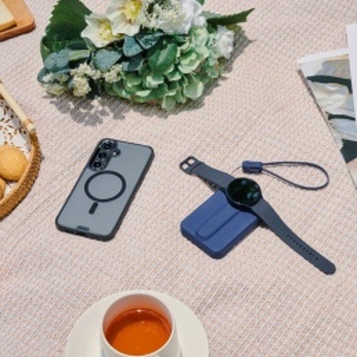 Powerbank ADAM Elements VIONTA C2 Pro 8-in-1 10000 mAh tmavo modrá farba Lifestyle záber príslušenstva Adam Elements na piknikovom prestieraní - powerbanka, hodinky a slúchadlá.