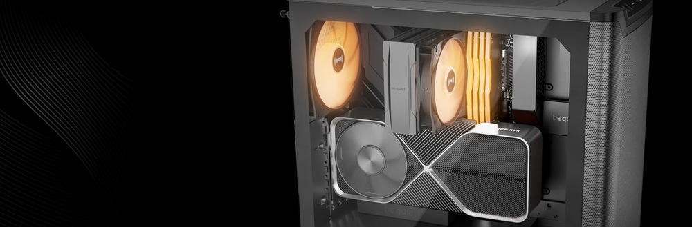Case be quiet! PURE BASE 501LX čierna Elegantná otvorená počítačová skriňa zobrazuje na čiernom pozadí komponenty, vrátane veľkej grafickej karty, chladiacich ventilátorov a žiariacich oranžových LED svetiel.